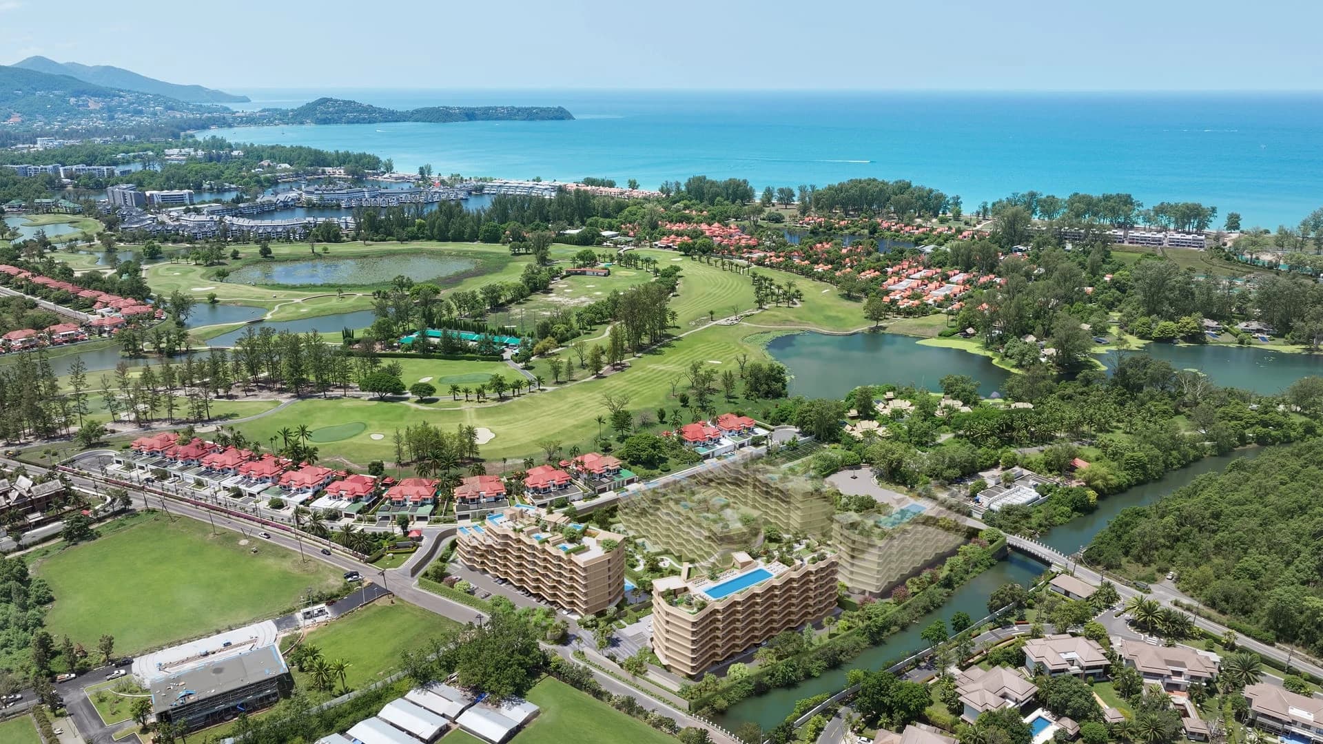 Laguna Golf et ses lagons, avec la baie de Bang Tao au loin (image de synthèse) ; les deux bâtiments tels que conçus en bas au centre